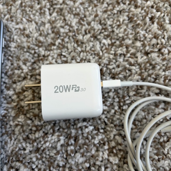 Like New Apple 6th Generation 32GB iPad With NO FLAWS & Charging Bank With Cord! - Picture 8 of 12